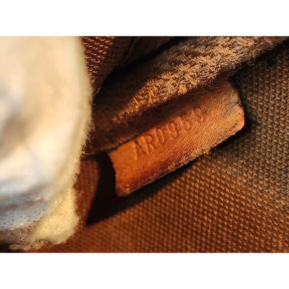 Louis Vuitton Pochette Accessoires Monogram Canvas Shoulder Bag Vintage LV - Picture 14 of 15